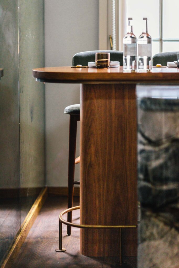 interior of até, Amsterdam's smallest chef's table restaurant by Chef Filip Hanlo in luxury boutique hotel The Dylan Amsterdam. The chefs table consists of 6 chairs at the counter.