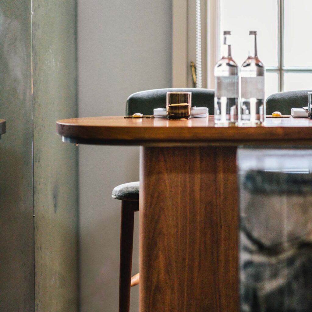 interior of até, Amsterdam's smallest chef's table restaurant by Chef Filip Hanlo in luxury boutique hotel The Dylan Amsterdam. The chefs table consists of 6 chairs at the counter.